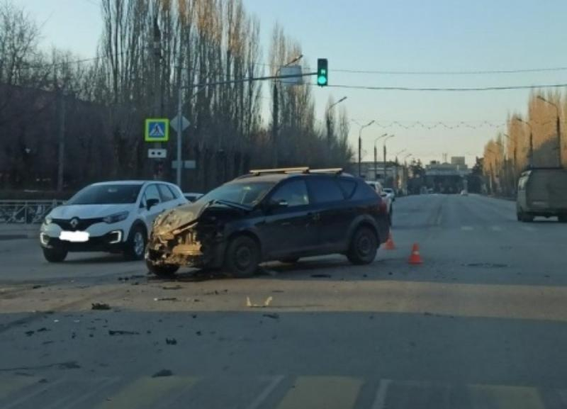 Водитель Kia протаранил скорую в Волгоградской области: ДТП попало на видео