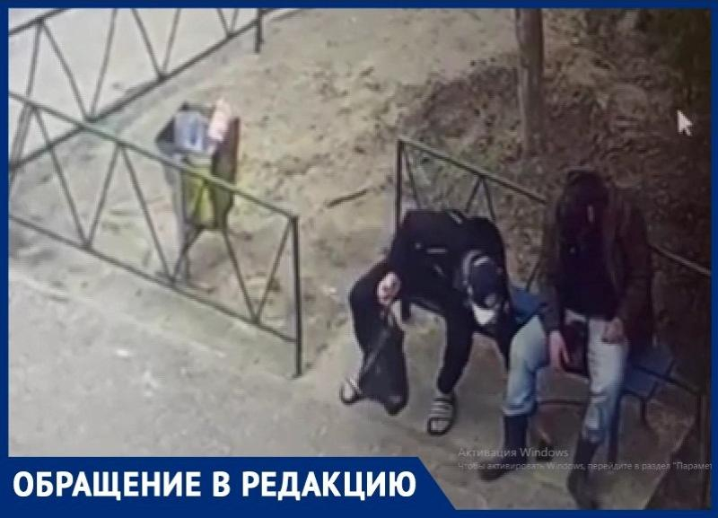 Волгоградец уснул на лавочке с IPhone за 136 тыс рублей, а проснулся без него: кража попала на видео