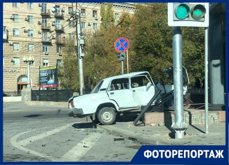 Жуткое ДТП на Комсомольской, где «семерка» протаранила ограждение, попало в объектив фотографа