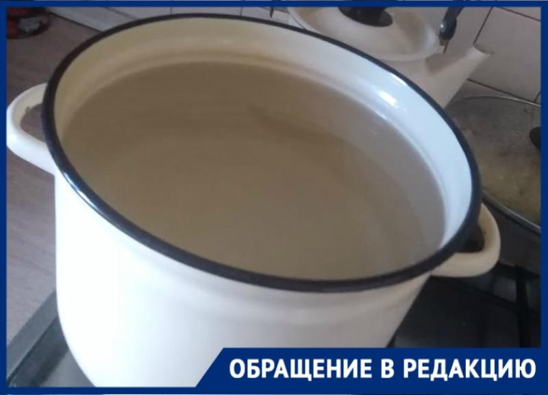 «Греем воду в кастрюльках»: неделю без горячей воды живут три 9-этажки в Волгограде