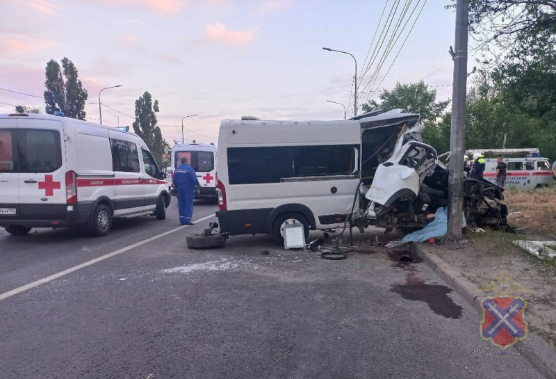 Мужчина в реанимации: пострадавших в смертельном ДТП с микроавтобусом спасают в Волгограде