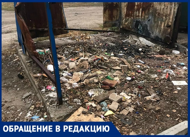 «Старые сгорели, а новых нет уже два месяца»: жители дома в Волгограде не могут заставить ООО «Тандем» заменить мусорные баки