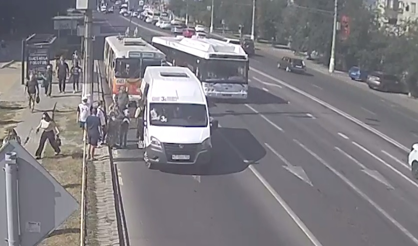 Маршрутка и троллейбус попали в ДТП в центре Волгограда: видео