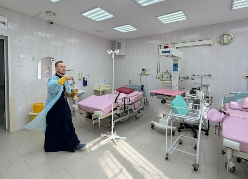 Волгоградский роддом окропили святой водой после ремонта