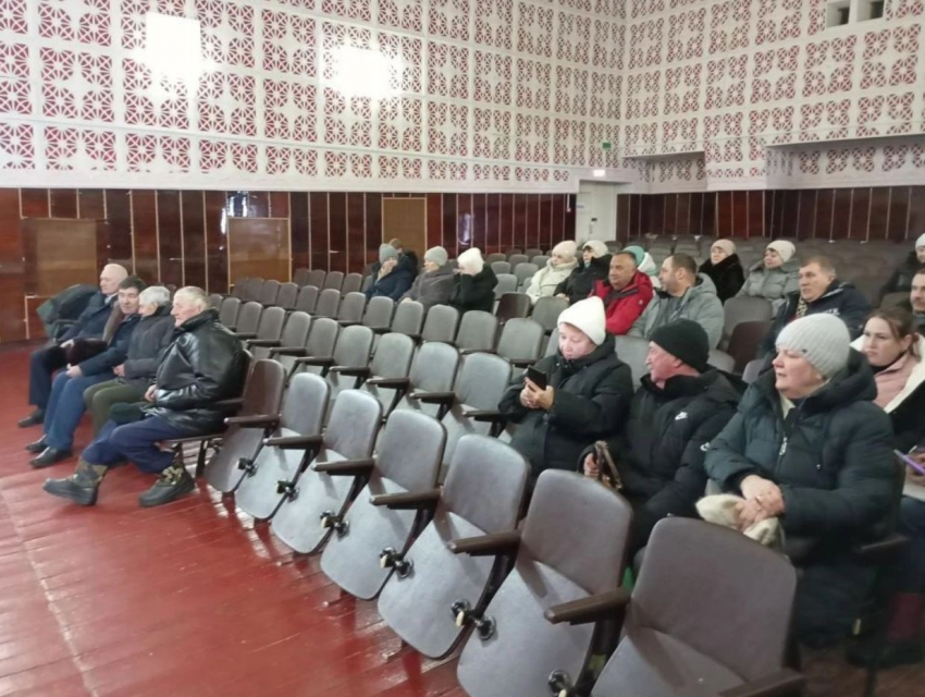 В холодных полупустых залах собрали волгоградцев обсудить планы на будущее