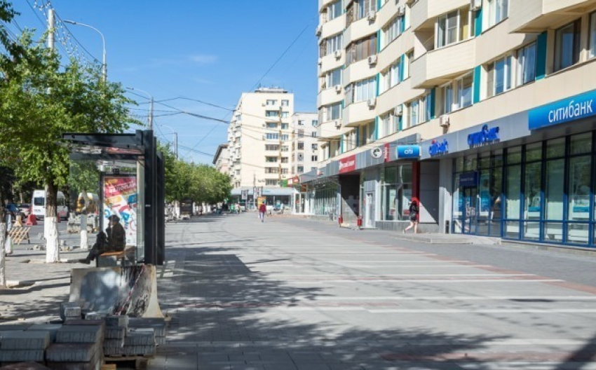  Цветной тротуарной плиткой закатали половину центра Волгограда 