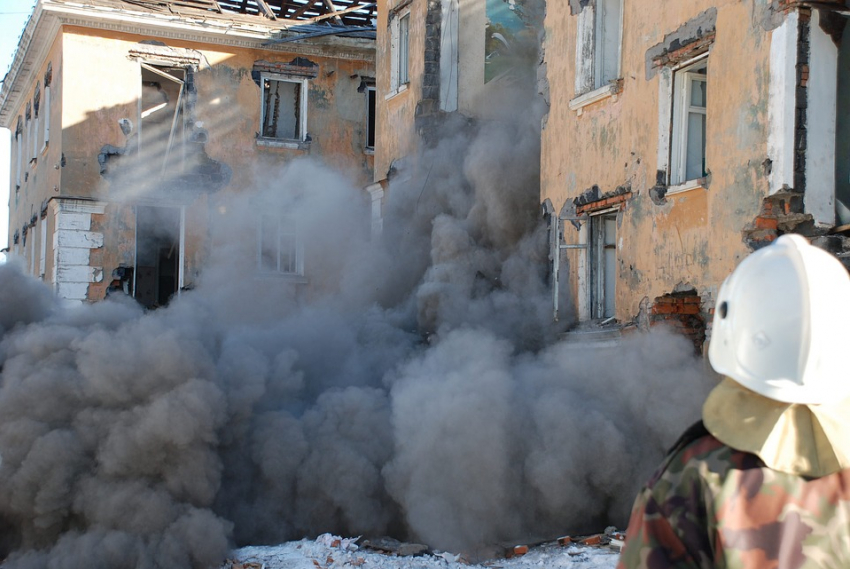 На юге Волгограда из горящей девятиэтажки эвакуировали жильцов