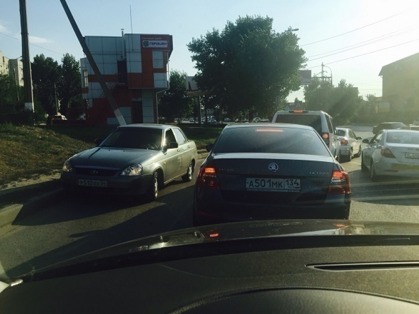 Автоледи в Волгограде парализовала трассу с односторонним движением
