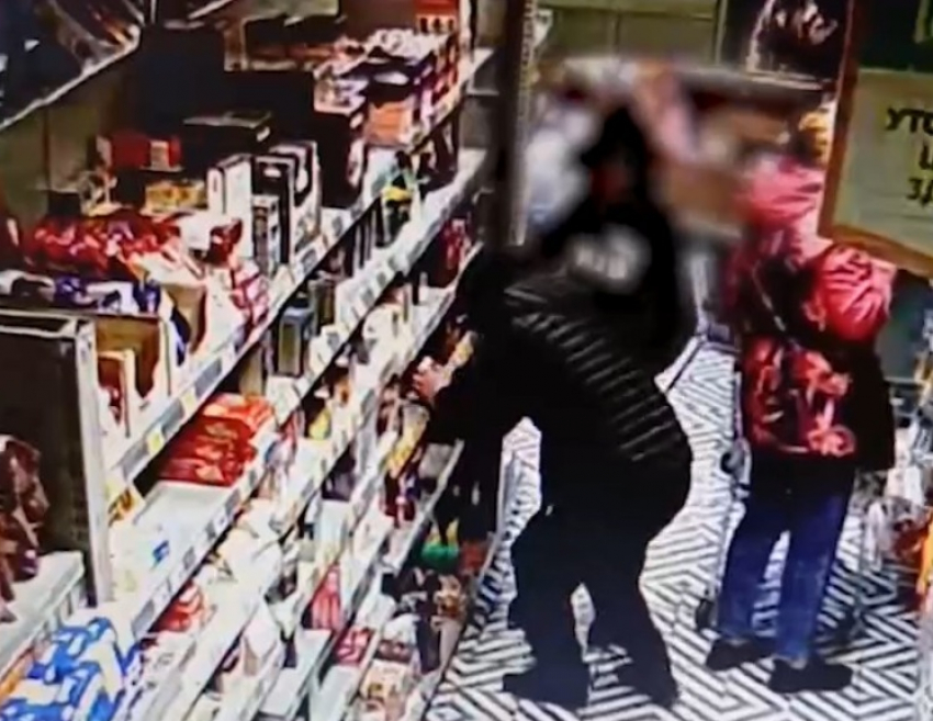 Дерзкую кражу вкусняшек устроили 15-летние в магазине в Волгограде - видео