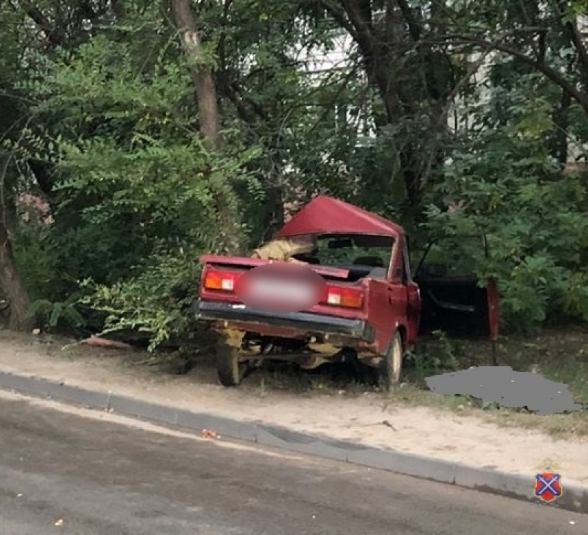 Столкновение ВАЗа с деревом на севере Волгограда закончилось смертью пассажира