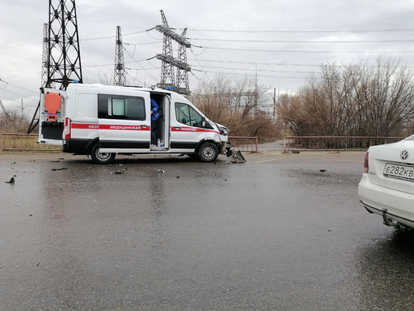 Скорая попала в аварию у застывшей в пробке Волжской ГЭС: с другой стороны тоже ДТП 