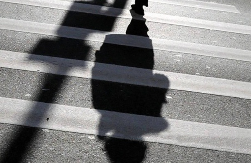 На юге Волгограда неосвещенная «зебра» стала ловушкой для пешеходов