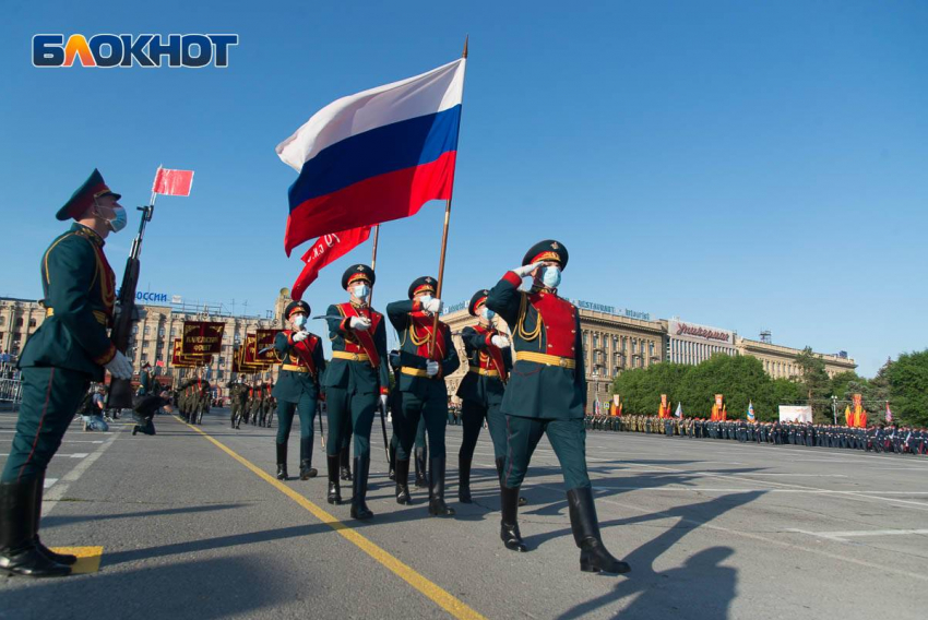 Дневной фейерверк в цветах триколора завершит Парад Победы в Волгограде