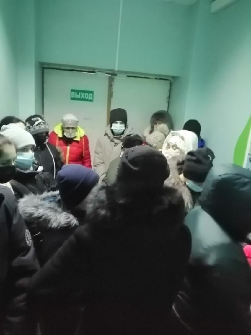 Гигантские очереди в поликлиниках Волгограда сняли на видео: люди стоят на улице