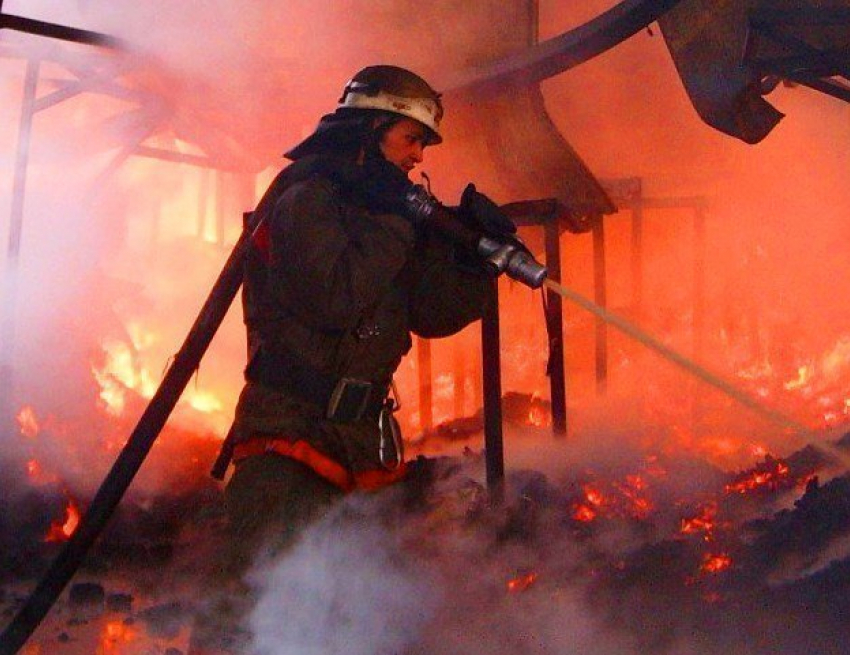 В городе Жирновск Волгоградской области загорелась баня 