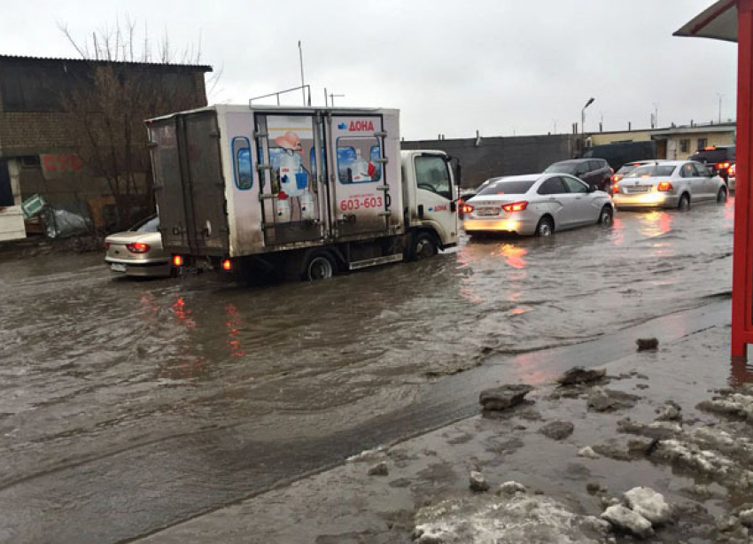 Транспортный коллапс в Волгограде: дороги затоплены, движение парализовано