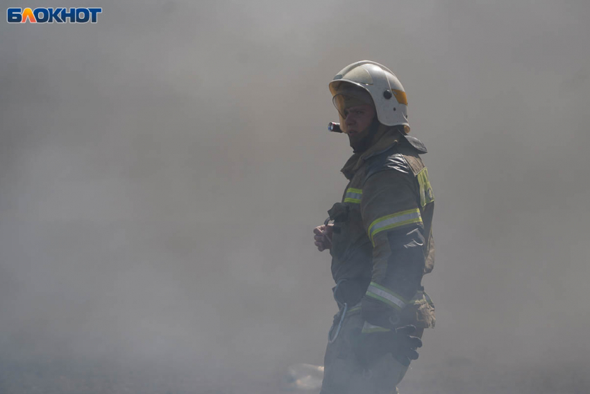 "Завод горит?": столб черного дыма встревожил волгоградцев 