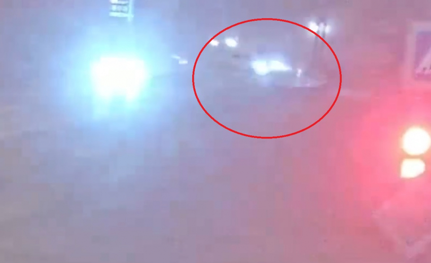 Легковушку закрутило в  жутком танце на юге Волгограда после удара – шок-видео