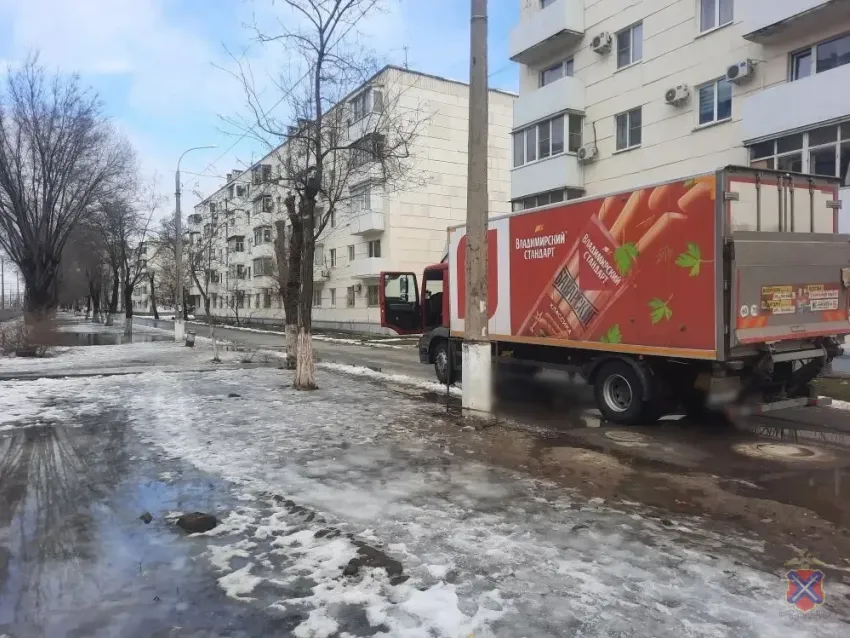 Мужчина погиб под колесами грузовика в центре Волгограда