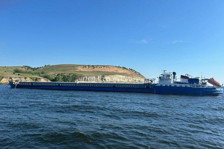 Севший на мель сухогруз залило водой под Волгоградом 