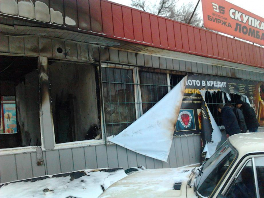 В Волгограде порезвились поджигатели: сгорели торговые павильоны на Титова