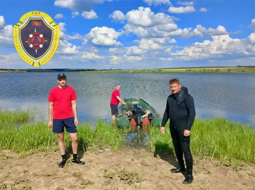 Тело отдыхающего на лодке подняли водолазы под Волгоградом