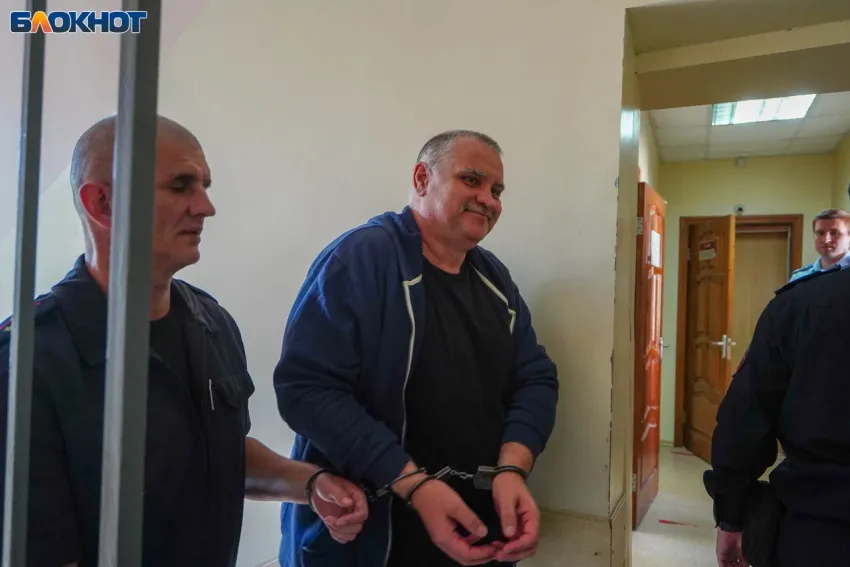 С улыбкой пришел в суд админ телеграм-канала Серенко с 12 уголовными делами