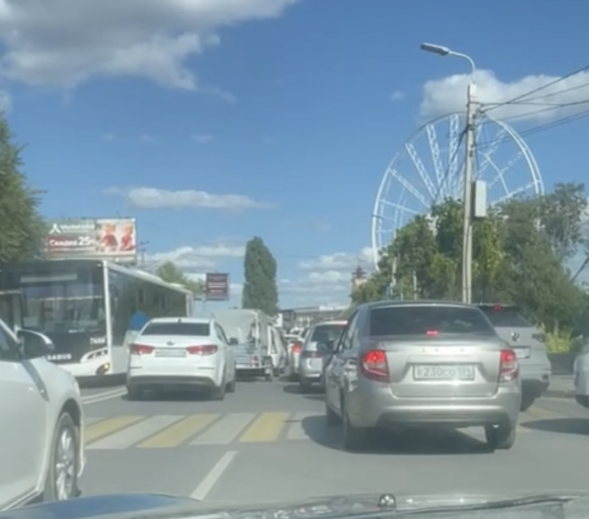 «Остается одна полоса»: волгоградцы пожаловались на пробки после изменения схемы движения на Володарского