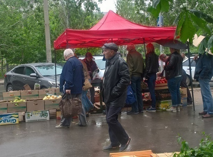 Жители Волгограда возмущены разрастающимся стихийным рынком
