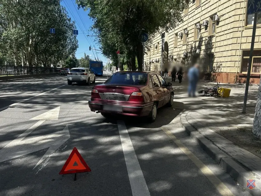 Доставщика еды сбили на дороге в центре Волгограда 