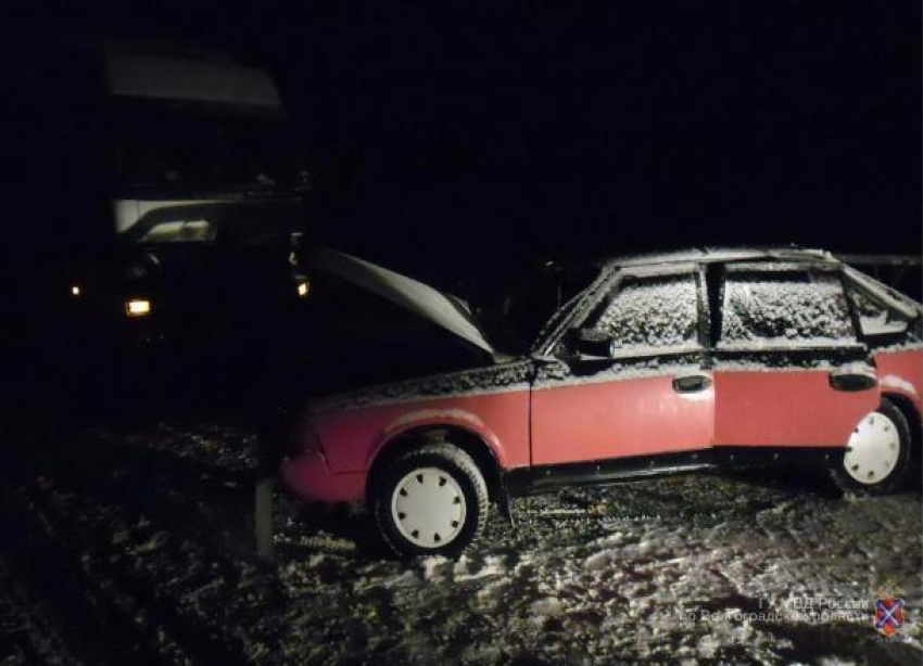 «Москвич» протаранил Mercedes под Волгоградом: 3 человека в больнице 