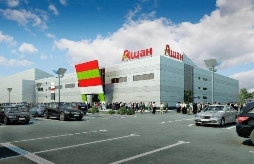 В Волгограде из-за угрозы взрыва проверяют здание гипермаркета у академии МВД