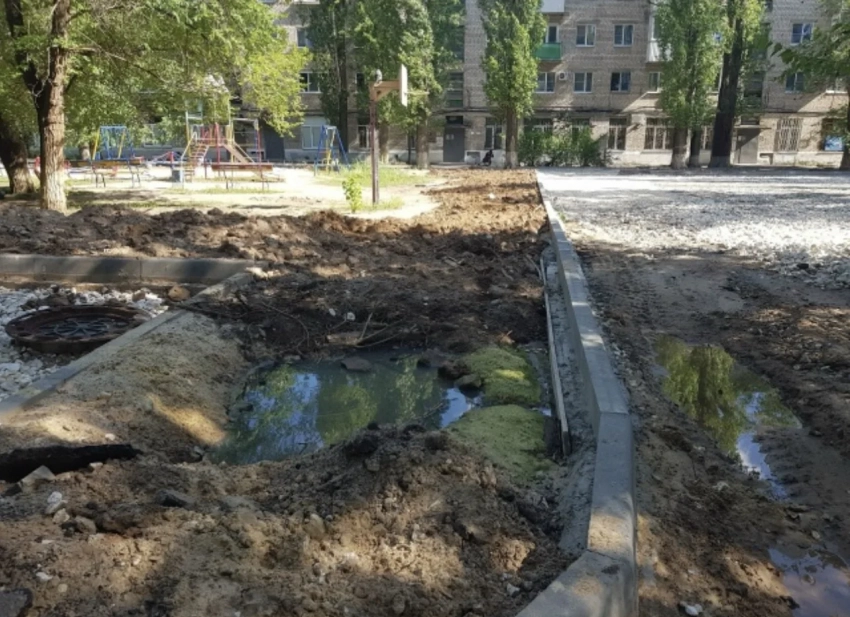 Благоустройство двора закончилось извержением фекалий в Волгограде: шок-видео 