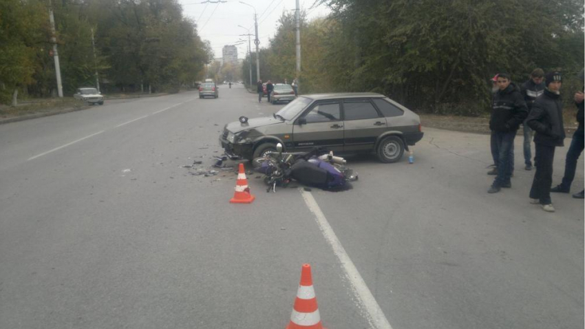 На юге Волгограда иномарка покалечила скутериста, а в центре пассажирка автобуса пробила голову (фот