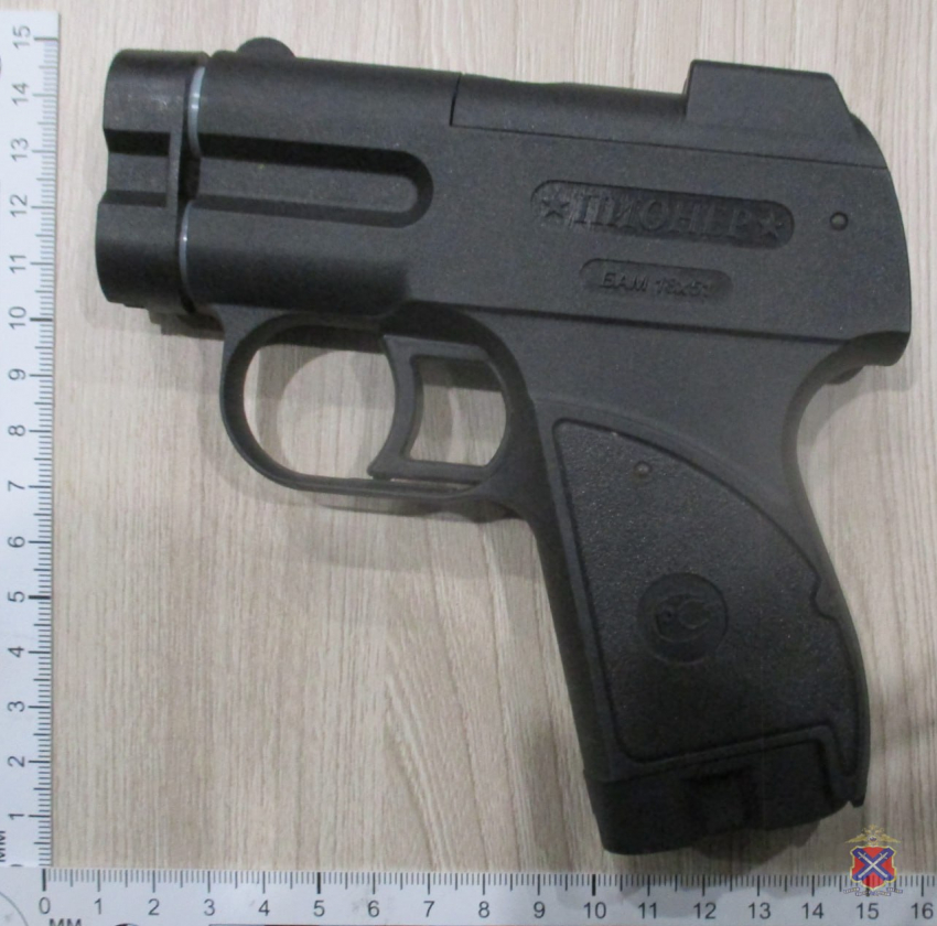 Волгоградец с газовым пистолетом ограбил прохожего 