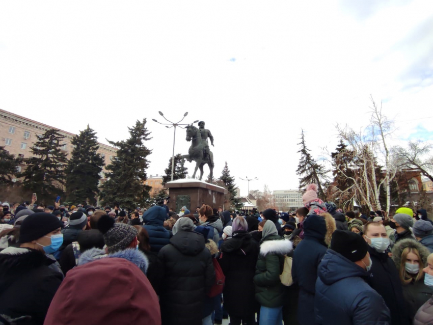 Уже более 300 человек: в центре Волгограда несанкционированное мероприятие
