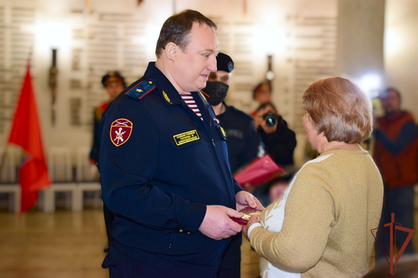 В Волгограде семье погибшего на Украине Алексея Гронова передали орден Мужества
