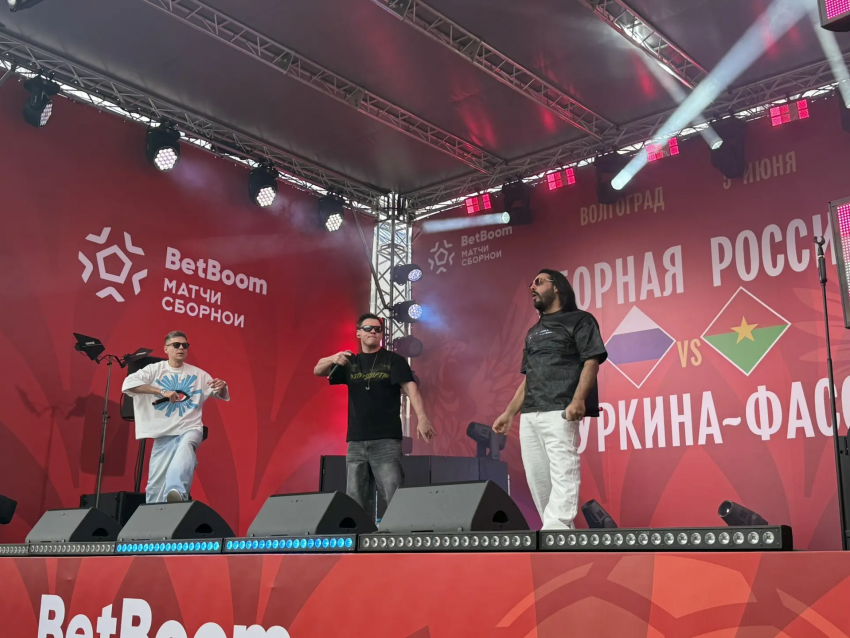 Тысячи фанатов подпевали группе «Корни» перед игрой сборных РФ и Буркина-Фасо в Волгограде