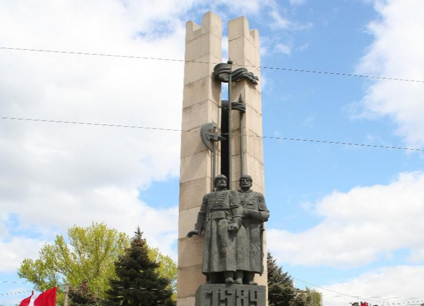 Строить и проводить земляные работы запретили рядом с памятником основателям Царицына в Волгограде 