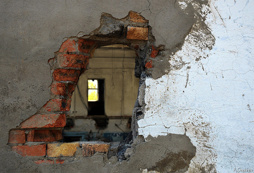Спасатели в Волгограде выбили стену, чтобы спасти пенсионерку