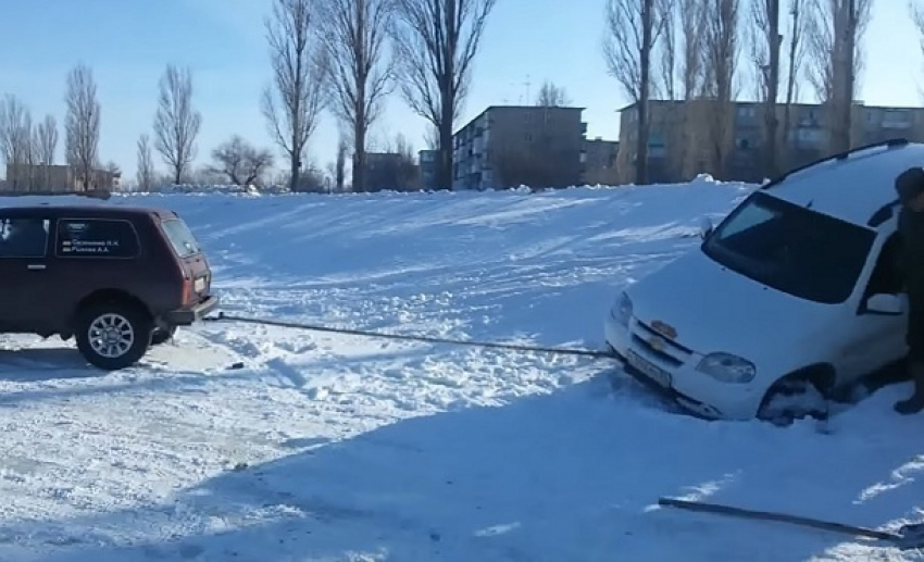 Очевидцы сняли на видео буксировку Chevrolet Niva из-подо льда в Камышине 