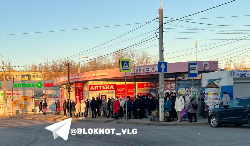 Гигантская толпа собралась на морозе на юге Волгограда