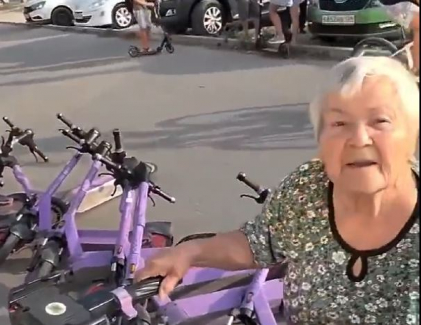 Самокатная мстительница появилась в Волгограде: ласково делает подножку каршерингу