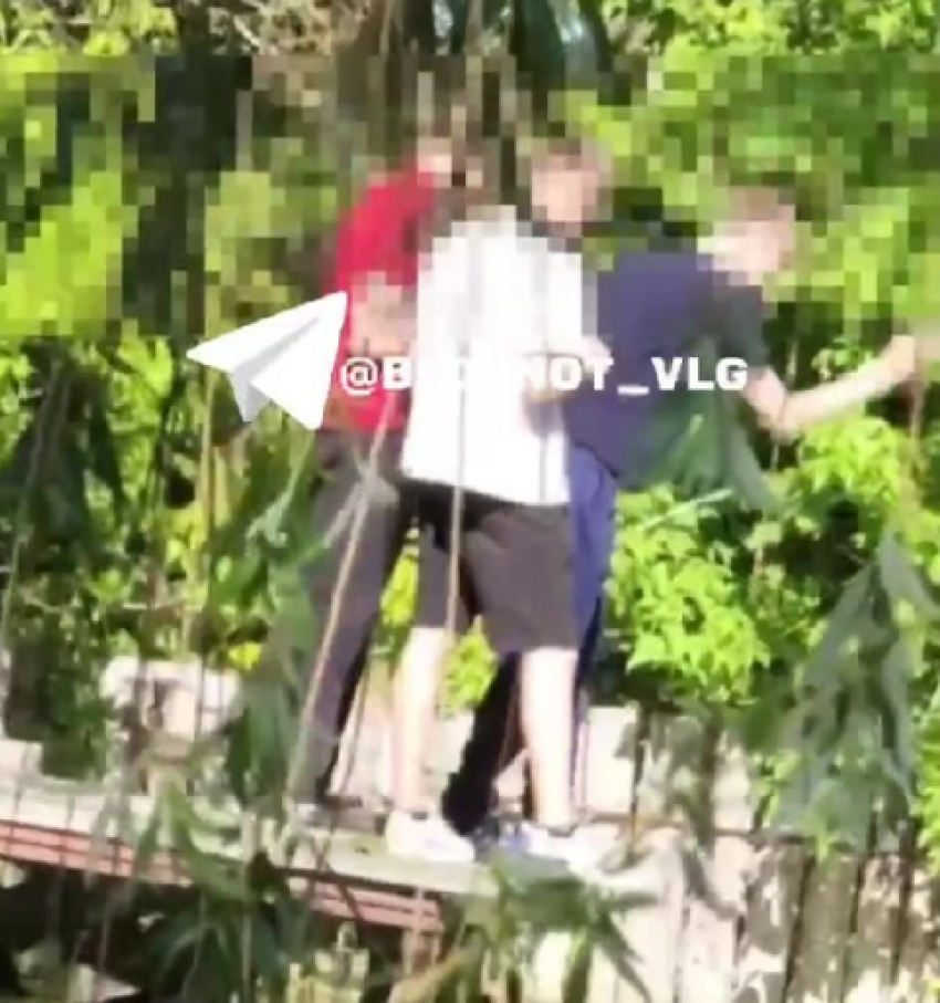 Глушащих петардами подростков рыбу сняли на видео в ЖК «Колизей» в Волгограде