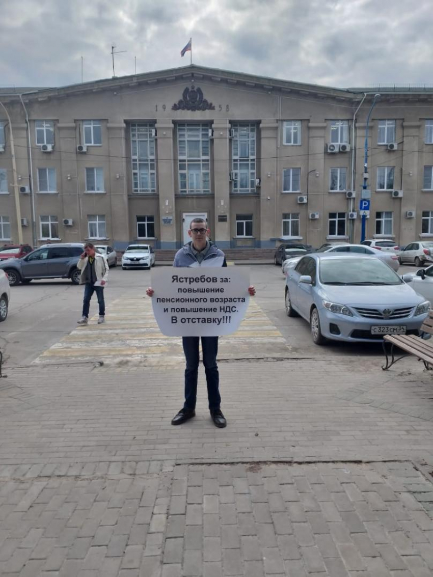 Полиция Волжского отказалась задерживать участника протестной акции у здания мэрии 