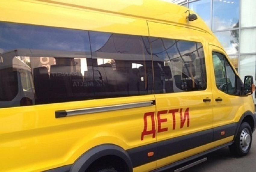 В Волгоградской области 90-летнюю бабушку переехал школьный автобус