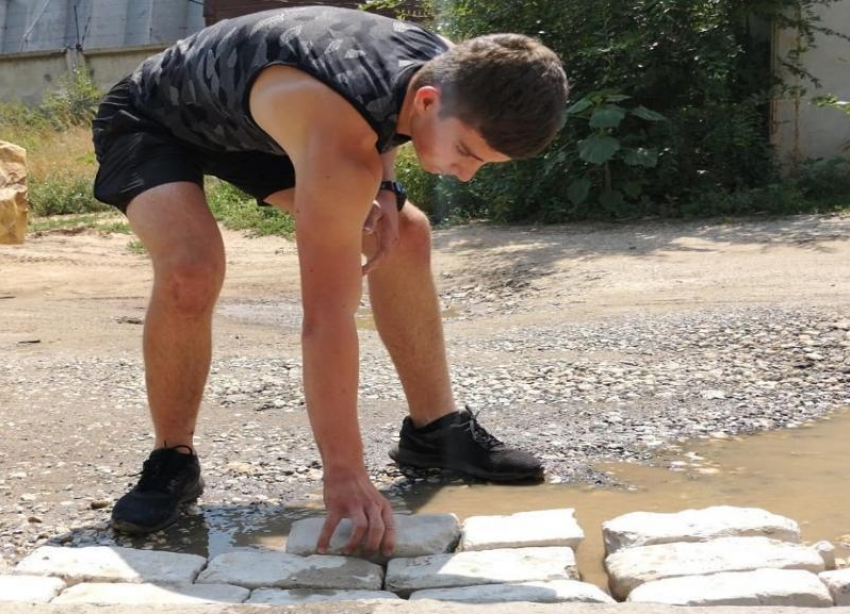 Своими силами отремонтировать дорогу кирпичами в Дзержинском районе решил юный волгоградец