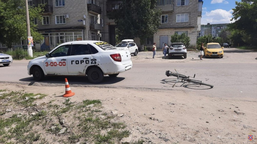 Велосипедистов разбросало по асфальту после наезда авто под Волгоградом