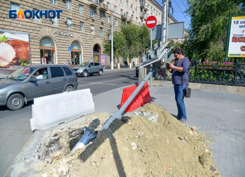 Волгоградцы гадают, что случилось со светофором на Комсомольской