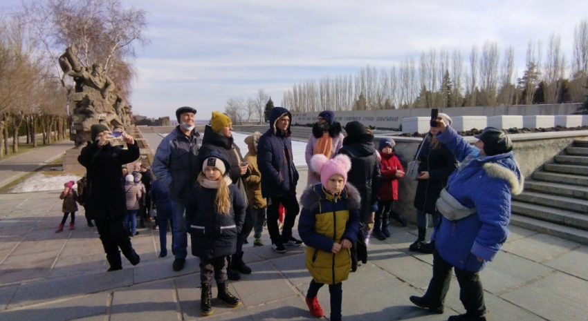 В Волгограде беженцев из Донбасса отвезли на Мамаев курган и покатали на каруселях в ЦПКиО